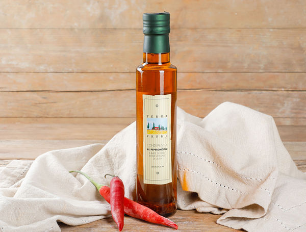 Olivenöl mit Peperoncino von Terra Verde liefern lassen Olivenöl mit Peperoncino von Terra Verde liefern lassen