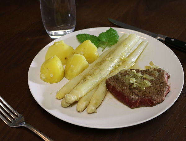 Bio Rinds-Huftsteak mit Frühlingsspargeln Bio Rinds-Huftsteak mit Frühlingsspargeln