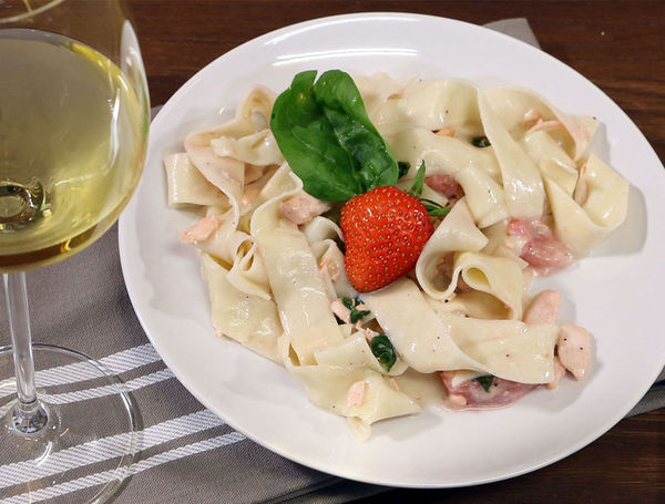 Tagliatelle mit Erdbeer-Lachs Sauce Tagliatelle mit Erdbeer-Lachs Sauce