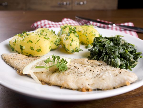 Forellenfilet mit Salzkartoffeln und Spinat Forellenfilet mit Salzkartoffeln und Spinat