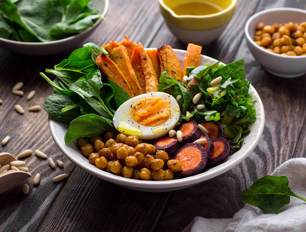 Buddha Bowl mit frischem Spinat Buddha Bowl mit frischem Spinat