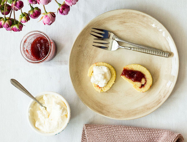 Erdbeer-Vanille Biskuitroulade Erdbeer-Vanille Biskuitroulade