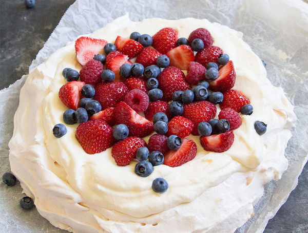 Pavlova mit Saison-Beeren Pavlova mit Saison-Beeren